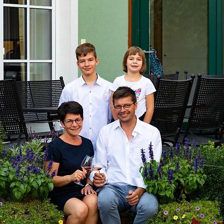 Hotel Weingut Familie Bauer à Grossriedenthal Extérieur photo