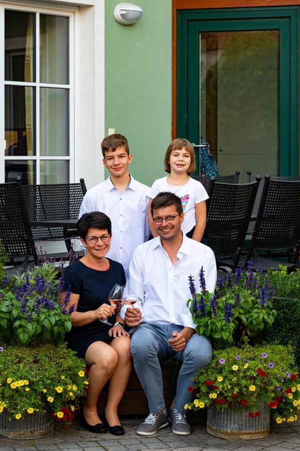 Hotel Weingut Familie Bauer à Grossriedenthal Extérieur photo