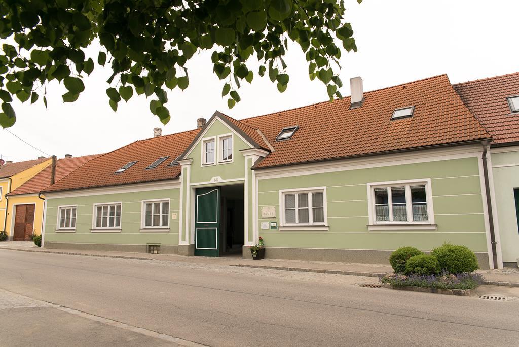 Hotel Weingut Familie Bauer à Grossriedenthal Extérieur photo